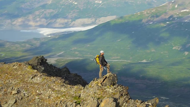 美国阿拉斯加山顶登山者的天线视频素材