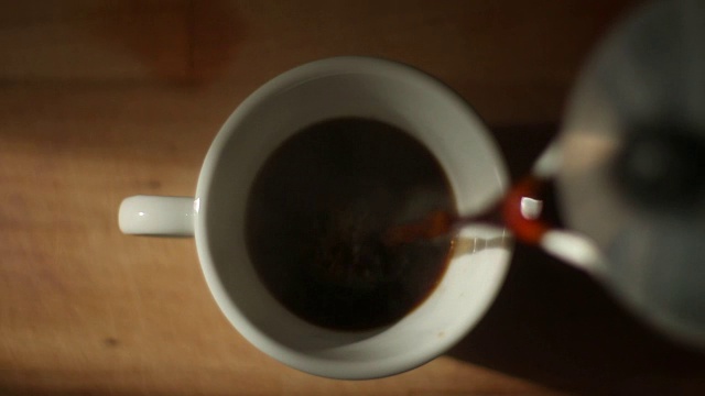 将咖啡倒进带有天然蒸汽的杯子里视频下载