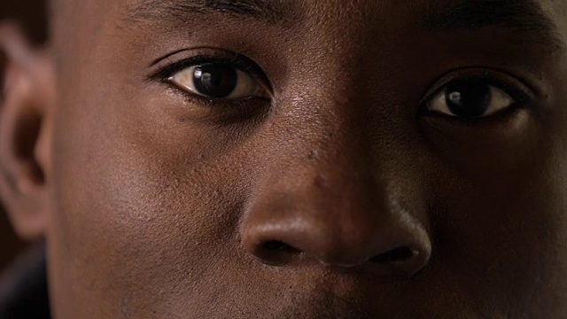 眼睛，嘴唇和鼻子的非洲人特写视频素材