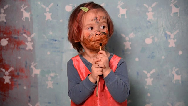 一个被颜料染污的孩子的肖像视频素材