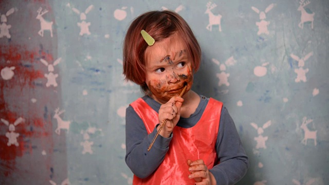 一个被颜料染污的孩子的肖像视频素材
