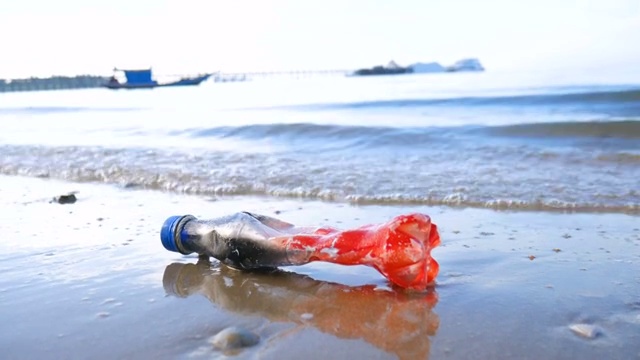 塑料瓶在海洋中的垃圾，环境污染视频素材