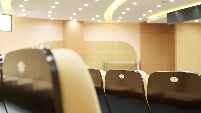 舒适的椅子在现代豪华的会议厅视频下载