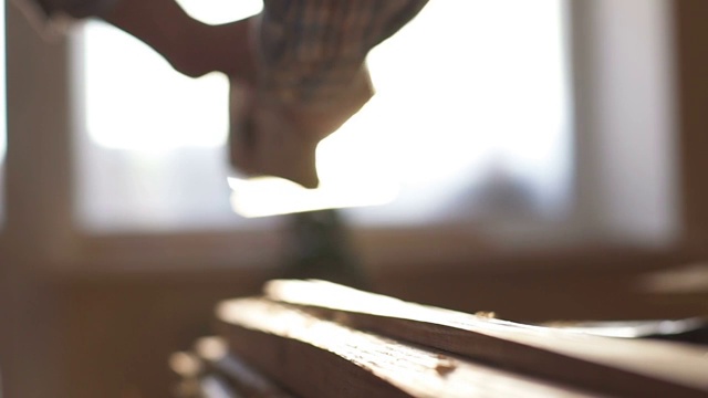 木匠刨木头，工作场所。慢动作视频下载