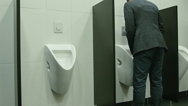 男人在厕所小便视频下载