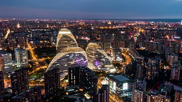 T/L PAN鸟瞰图北京天际线的夜晚视频下载