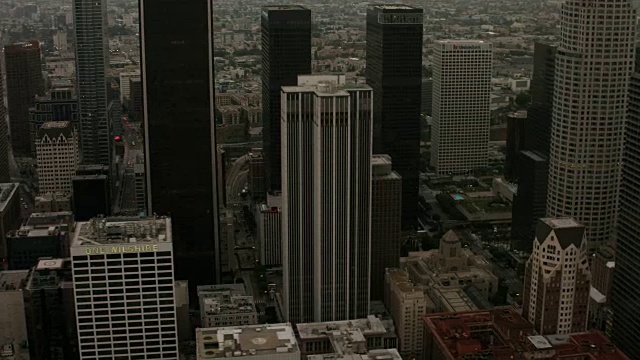 空中飞过洛杉矶市区，CA日出视频素材