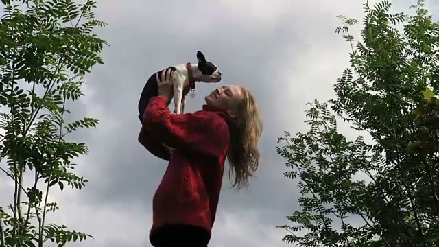 女孩抱着一只小狗视频下载