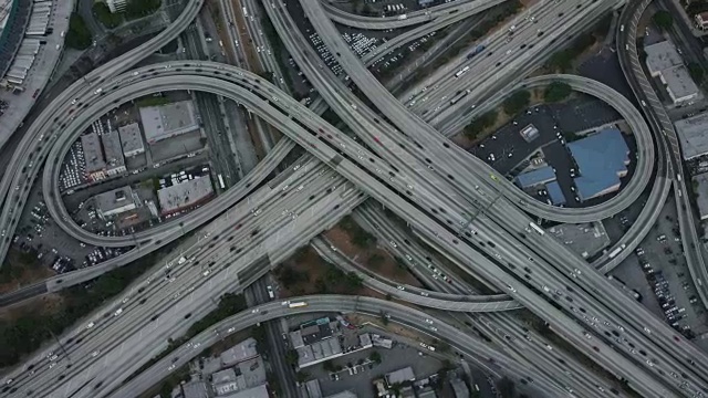 空中飞行在洛杉矶立交桥，加利福尼亚州上午视频素材