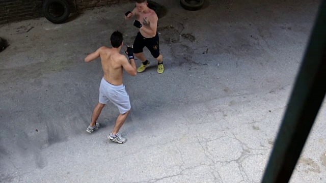 队友们在户外进行拳击和打斗视频下载
