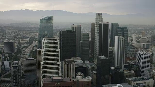 空中飞行在洛杉矶市中心，CA早晨视频素材