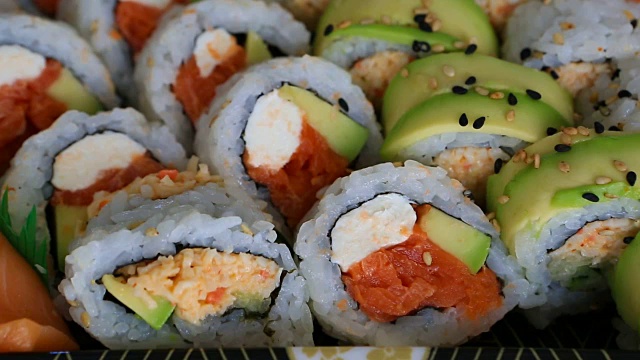 1080高清拍摄一盘新鲜美味的寿司卷，包括生的和熟的视频素材