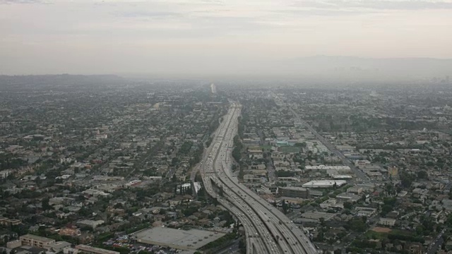 空中飞行在洛杉矶市中心，CA早晨视频素材