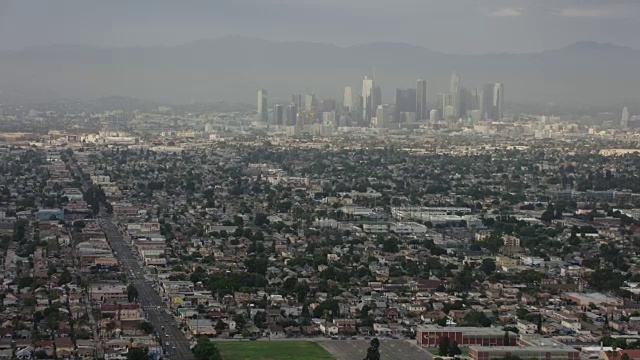 下午飞往洛杉矶市中心视频素材