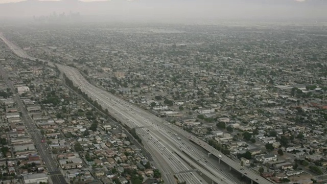 空中飞行在洛杉矶立交桥，加利福尼亚州上午视频素材