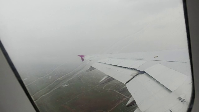 在暴风雨天气下，一架商用客机起飞视频素材