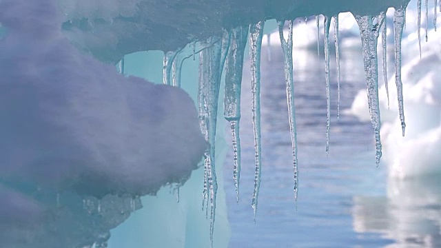 融化的冰山与冰柱滴视频素材