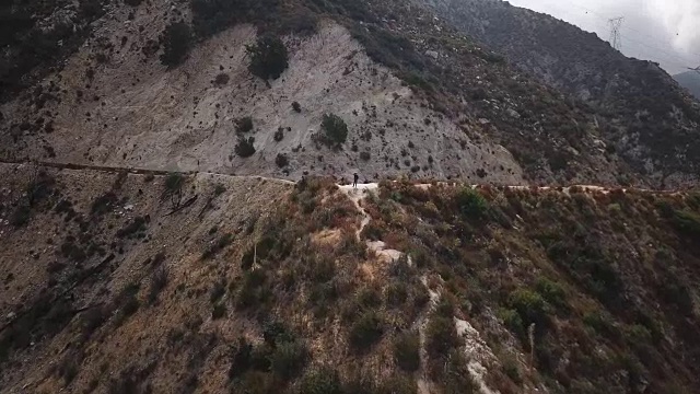 加州荒野中的山路视频素材