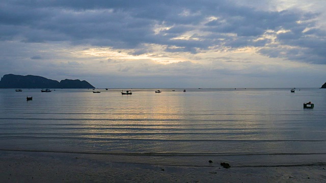 清晨阳光下的海上渔船剪影景观视频素材