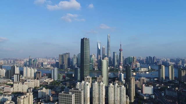无人机拍摄:晴朗天空下上海天际线的4K鸟瞰图视频购买