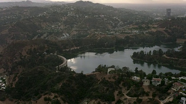 空中飞行好莱坞水库洛杉矶，CA日落视频素材