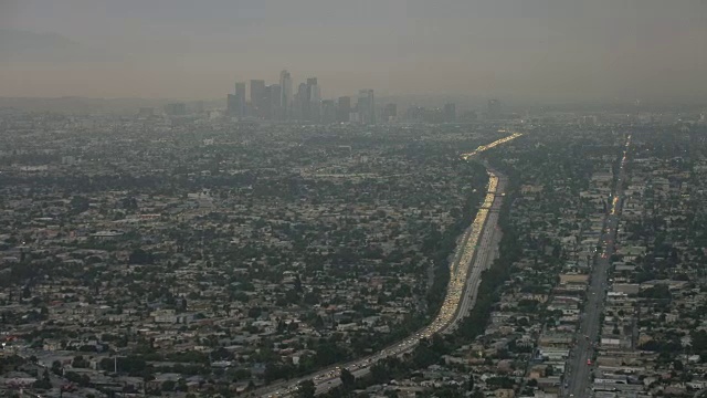 空中飞过洛杉矶的10条高速公路，加州早上视频素材