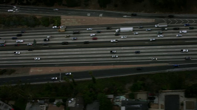 从空中俯瞰洛杉矶10号州际高速公路上的通勤交通视频素材