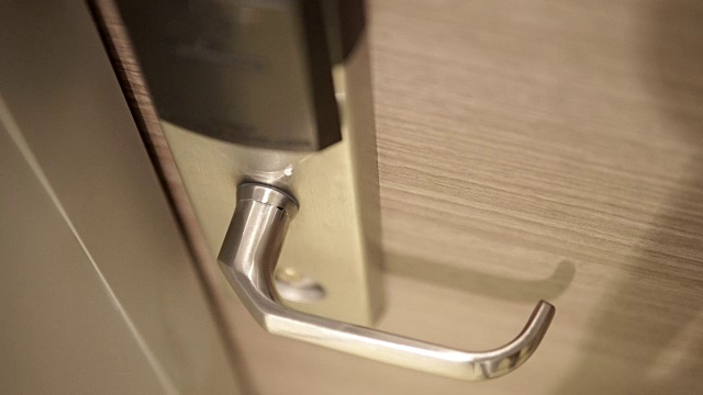 窃贼试图打开一个酒店的保险柜卡房间的门，电影拍摄视频素材