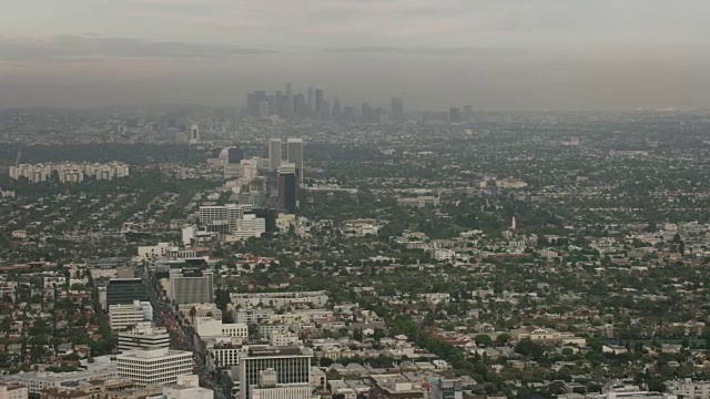 空中飞过世纪城，看洛杉矶市中心，CA日落视频素材