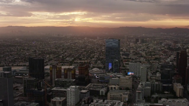 空中飞行在洛杉矶市中心，CA日落视频素材