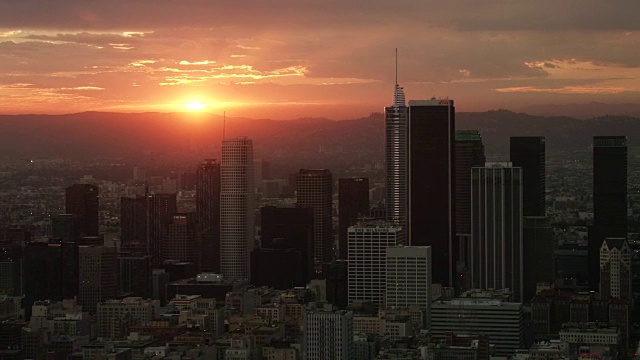 空中飞行在洛杉矶市中心，CA日落视频素材