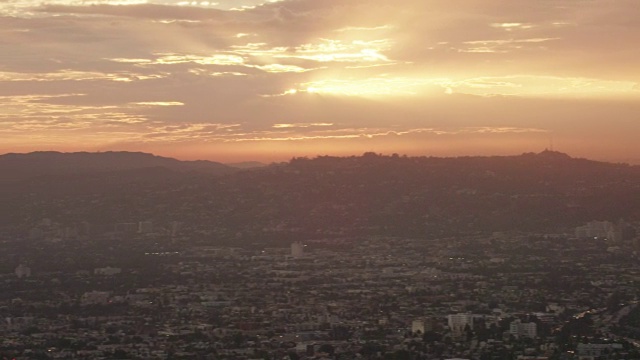 空中飞过洛杉矶，镜头扫过好莱坞山的夕阳视频素材