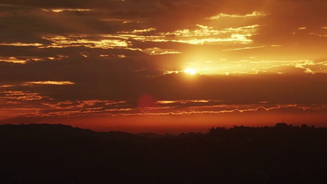 日落时分，空中飞过洛杉矶市中心视频素材