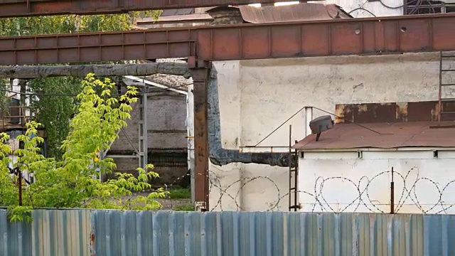 大楼位于旧篱笆后面视频素材