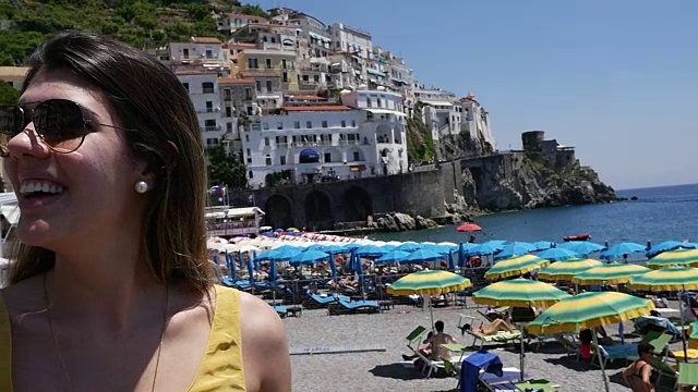意大利阿马尔菲海滩上的女游客视频素材