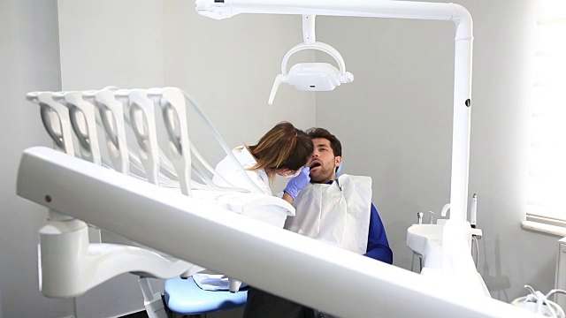 牙医在工作视频素材