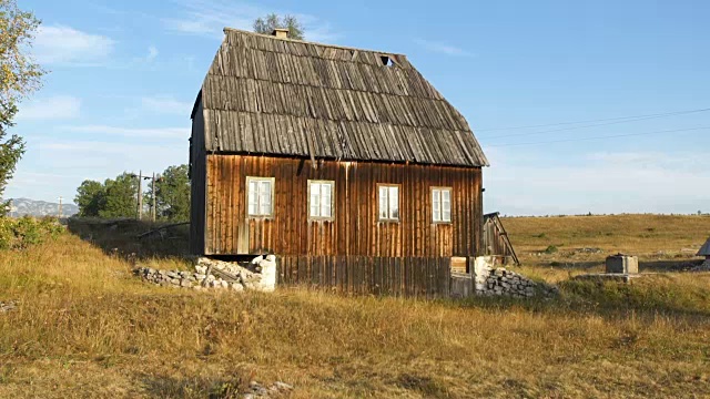 旧的废弃的小屋。秋天的风景视频下载