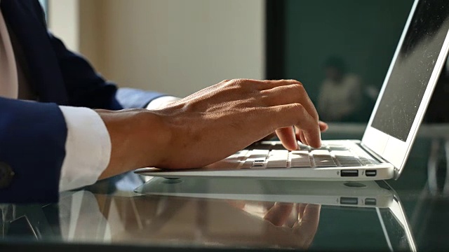商人在笔记本电脑键盘上打字视频下载