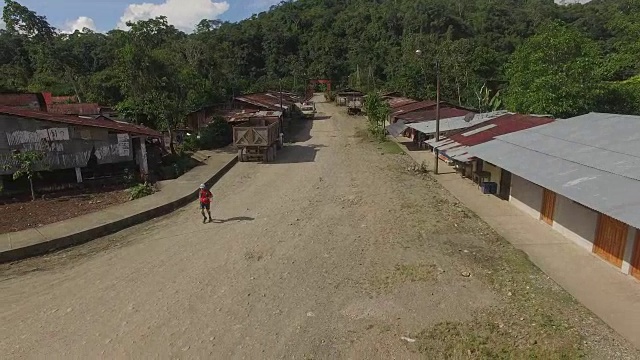 无人机拍摄的跑步者进入小镇视频素材