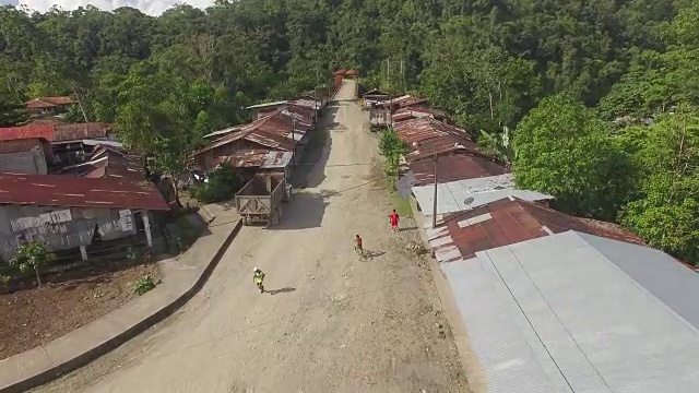 无人机拍摄的跑步者进入小镇视频素材