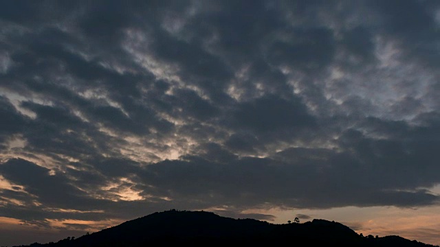 4K时间的戏剧性色彩的天空和云移动过山在普吉岛泰国视频素材