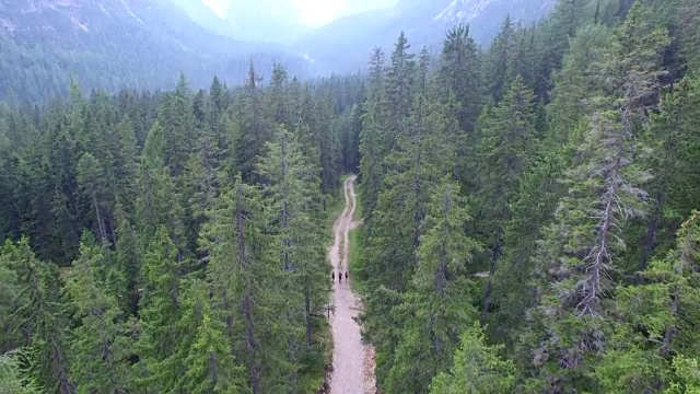 无人机拍摄的徒步旅行者攀登山路视频素材