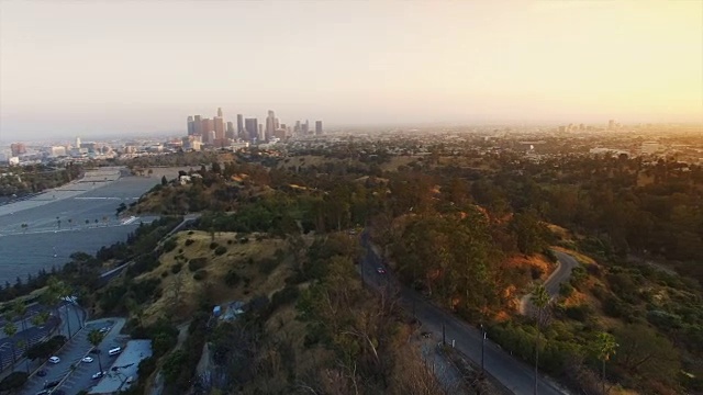 夕阳西下的洛杉矶上空拍摄的航拍弧形小车视频素材