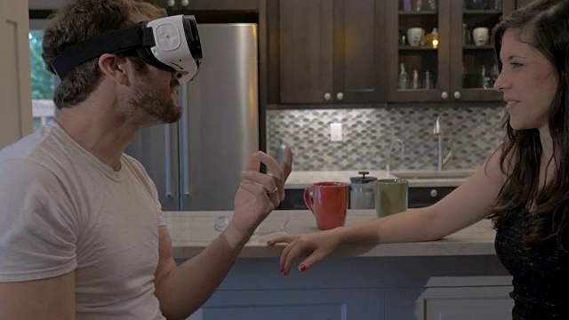 性感的女人戴上VR头盔在他们的家有吸引力的男人视频素材