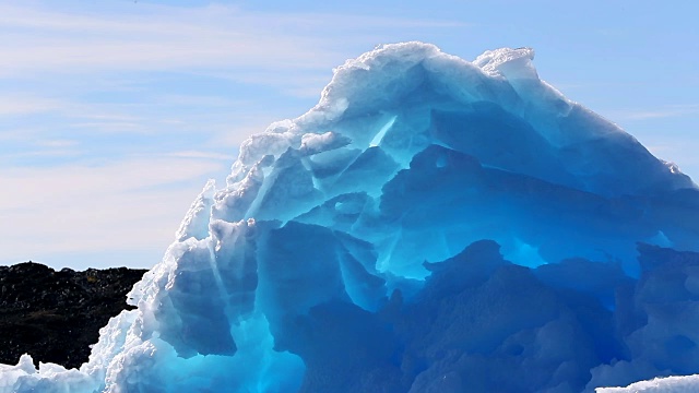 蓝色的冰山,背光视频素材