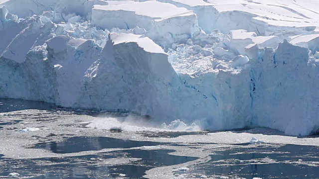南极洲冰川崩解，慢镜头视频下载