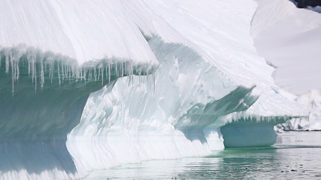 冰柱融化，滴落，附着在南极洲的冰山上视频素材