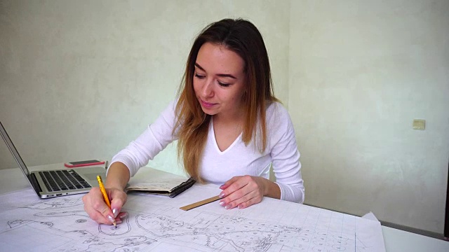 地理学家在家里用地图工作，年轻女性用笔记本电脑找到想法视频下载
