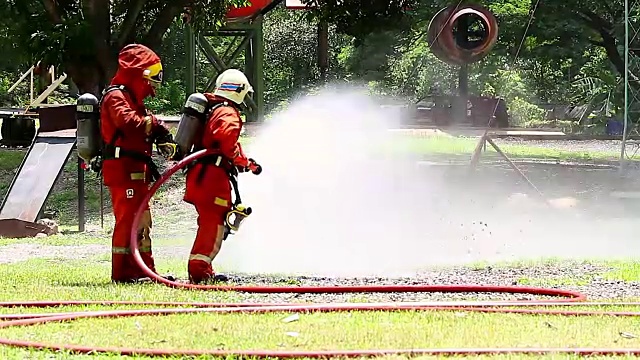 危险 水 消防员 避火服视频素材下载 正版视频vcg42n Vcg Com
