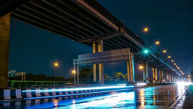 时间流逝视频夜间交通和雨在城市，曼谷，泰国视频素材